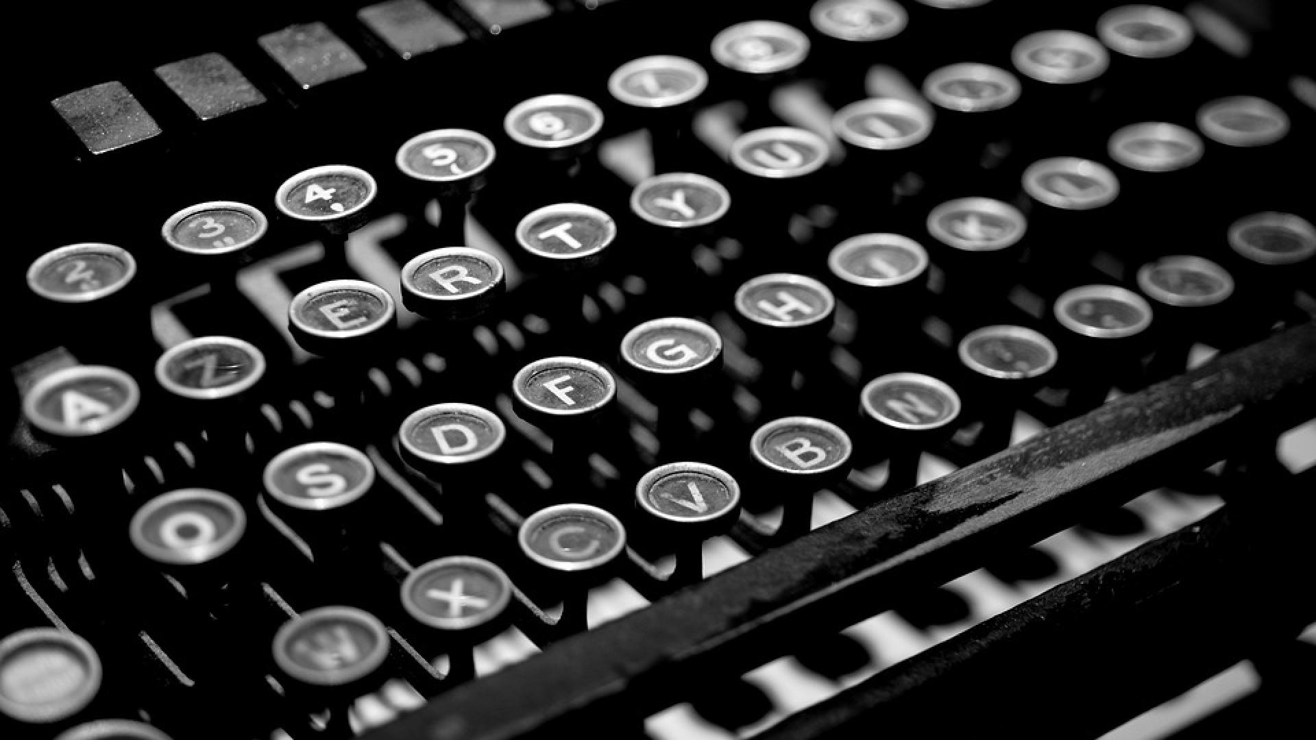 typewriter-2653187_960_720.jpg